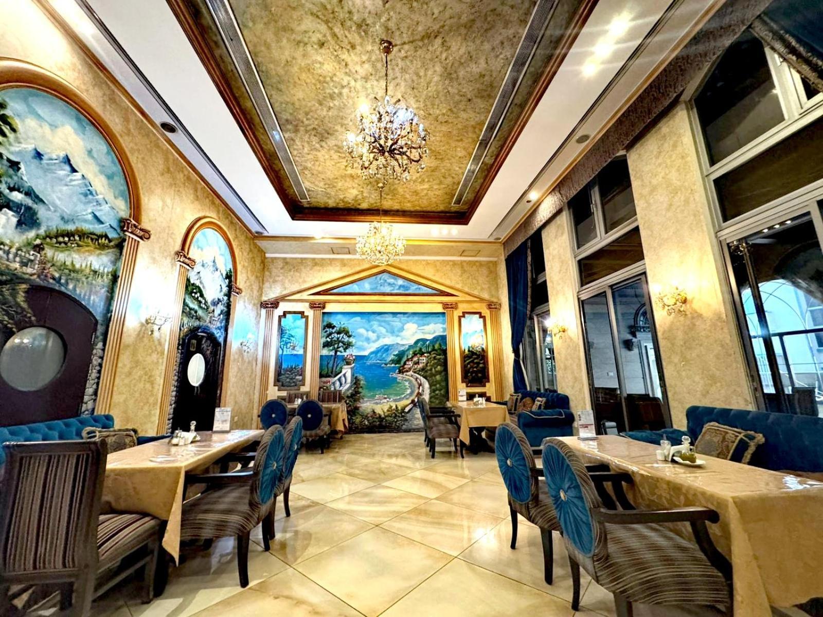 Queens Hotel 4*
